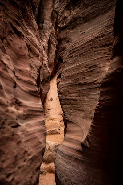 Sandy Trail Visibile Attraverso Pareti Lisce Del Canyon Della Fessura — Foto Stock