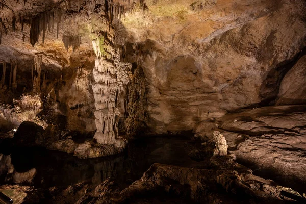 Kleine Waterpoel Onder Stalagtieten Stalagmieten Carlsbad Caverns National Park — Stockfoto