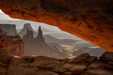 Kanyonlar Ulusal Parkı 'ndaki Çamaşırcı Kadın ve Beyaz Halka Mesa Kemerinin Altında