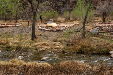 Büyük Kanyon 'daki Parlak Melek Kampı' na kurulmuş bir çadır.