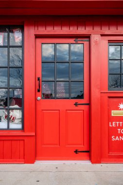 Tatil pazarında cam pencereli parlak kırmızı kapı