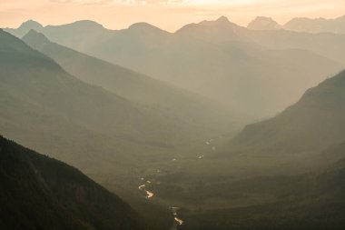 Buzul Ulusal Parkı 'ndaki McDonald Nehri' nin üzerindeki Puslu Gökyüzü