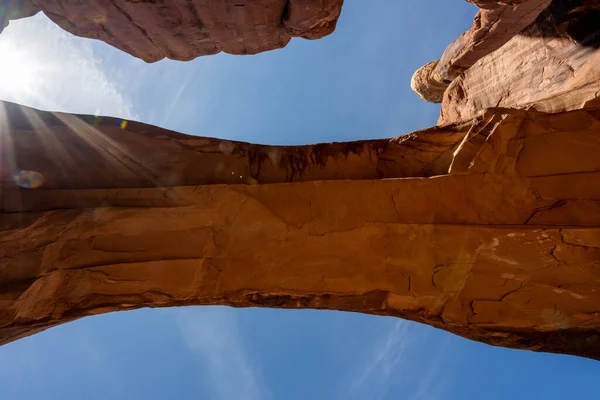 Omhoog Kijkend Naar Tower Arch Met Sunburst Meestal Blauwe Lucht — Stockfoto