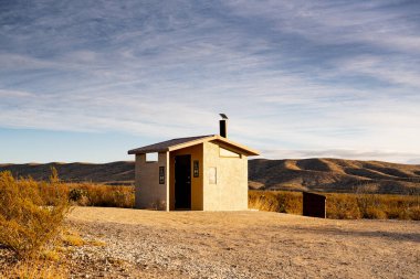 Big Bend Wilderness 'da açık çukur tuvaleti. Teksas 'ta