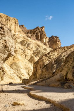 Sandy Wash Ölüm Vadisi Ulusal Parkı 'ndaki Kızıl Kanyon' a gidiyor.