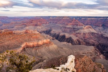 Grand Canyon Ulusal Parkı 'ndaki Plato Noktası' ndaki patika uzanıyor.