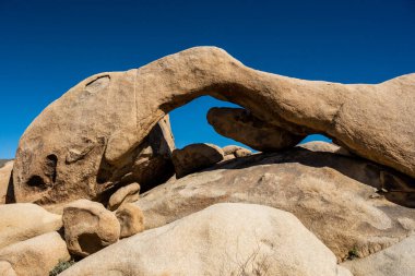 Joshua Tree Ulusal Parkı 'nda Gökyüzüne Karşı Arch Rock