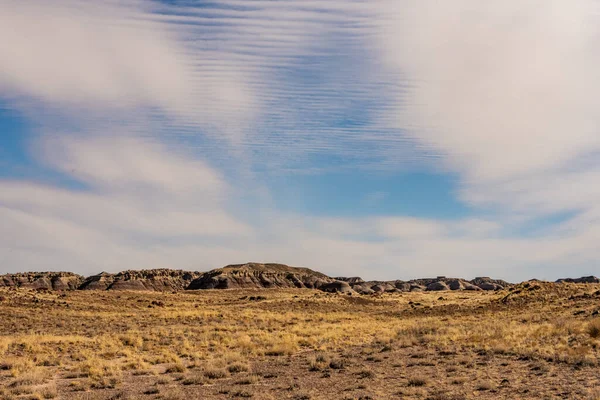 Σχηματισμοί Ερημότοπων Κάτω Από Λεπτά Σύννεφα Στο Εθνικό Πάρκο Απολιθωμένου — Φωτογραφία Αρχείου