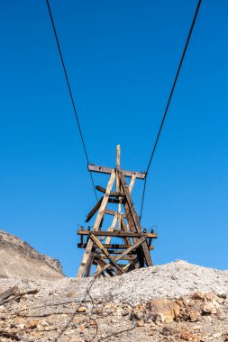 Ölüm Vadisi Ulusal Parkı 'ndaki Keane Wonder Madeni' nden tramvay kabloları geçiyor.