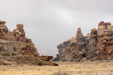 Bulutlar Kanyonlardaki Needles Ulusal Parkı 'ndaki Kasırga Kanyonunu dolduruyor