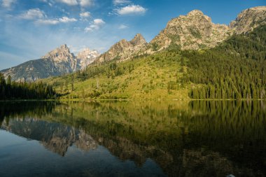 Sabahın erken saatlerinde String Gölü 'nde Tetonların altında