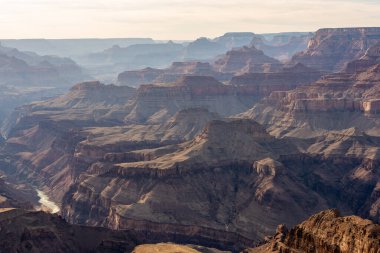 Haze, Büyük Kanyon 'un Sabah Işığında Katmanlarını Gösteriyor