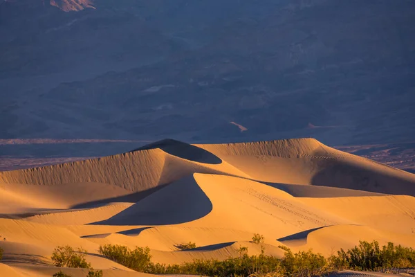 Golden Swirls Dunes Crest Frente Montanhas Parque Nacional Vale Morte — Fotografia de Stock