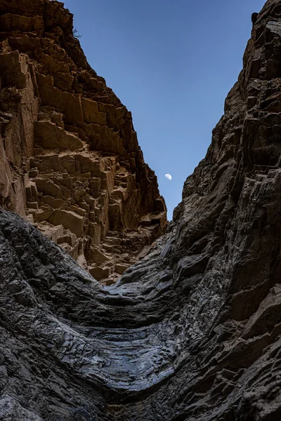 Moon Settles Deep Rock Mosaic Canyon Dry Fall Death Valley — Stock Photo, Image