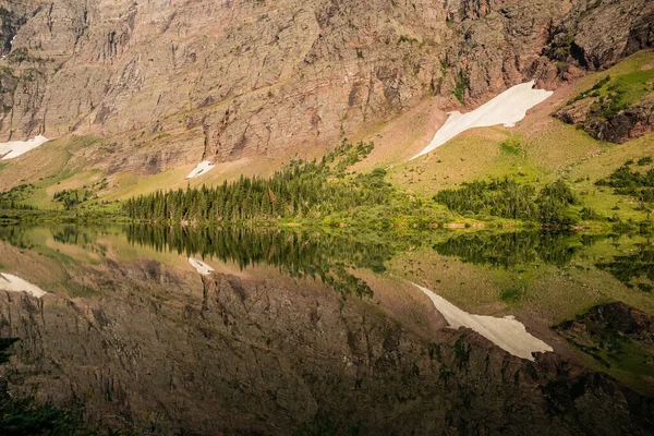 Morning Star Lake Mirrors Nabijgelegen Hill Side Rustige Ochtend Glacier — Stockfoto