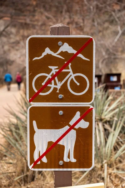 Hay Bicicletas Montaña Hay Perros Firmar Trailhead Parque Nacional Zion — Foto de Stock