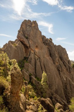 Yüksek Tepeler Yolu 'ndaki açık bir günde Zirve Kayaları oluşumu