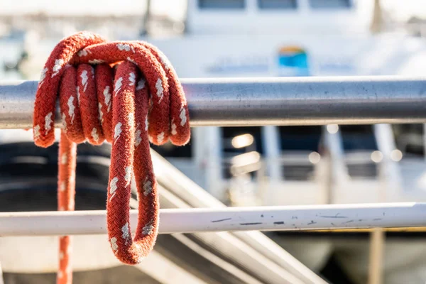 Rotes Seil Metallgeländer Auf Boot Mit Kopierraum Gebunden — Stockfoto