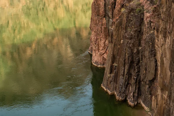 Büyük Kanyon Dibindeki Uzun Uçurum Parlak Yeşil Colorado Nehri — Stok fotoğraf