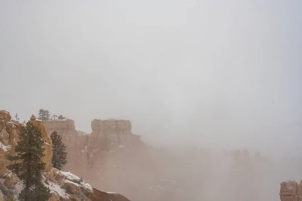 Tjock Dimma Minskar Sikten Bryce Canyon Vinterstormen — Stockfoto