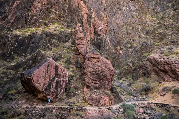 Senderista Pasa Gran Roca Largo Del Sendero Del Río Gran — Foto de Stock