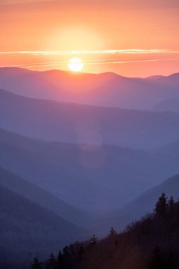 Güneşteki Büyük Dumanlı Dağların Üzerinde Işık Lens Parıltısı Yeni Bulunmuş Gap Yolu boyunca yükseliyor