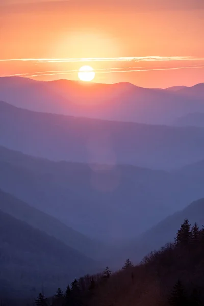 Lentille Légère Flair Sur Les Grandes Montagnes Fumées Lever Soleil — Photo