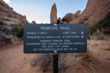 Arches Ulusal Parkı 'nda İlkel İz Uyarı İşareti