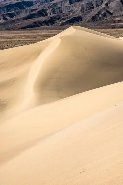 Curve Rides Crête Une Dune Panamint Lisse Dans Vallée Mort — Photo