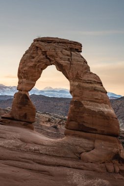 Arches Ulusal Parkı 'ndaki Karla kaplı La Sal Dağları' nın Narin Kemer Çekimi