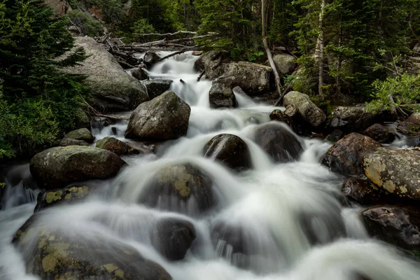 落基山脉国家公园未知溪流中巨石上的水冲 — 图库照片