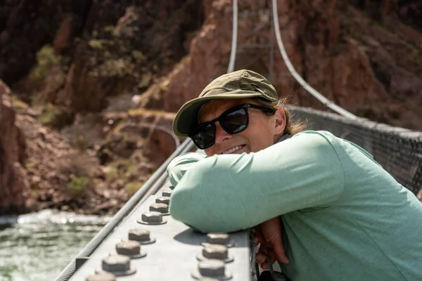 Femme Aux Lunettes Soleil Penchée Sur Rampe Pont Argent Dans — Photo