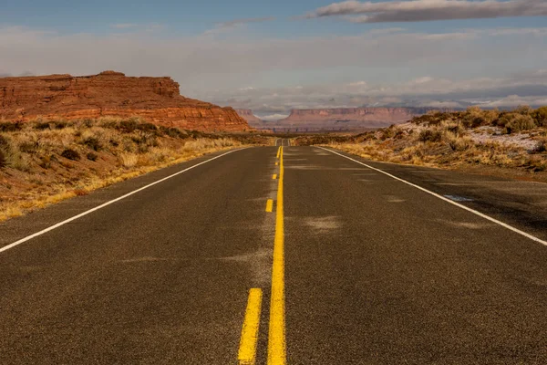 Canyonlands Ulusal Parkı 'ndaki Needles Yolu Bulutlu Gün