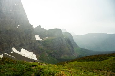 Tüy Şelalesi Buzul Ulusal Parkı 'ndaki Piegan Geçidi' nin altındaki Yağmurlu Vadi 'ye düşüyor.