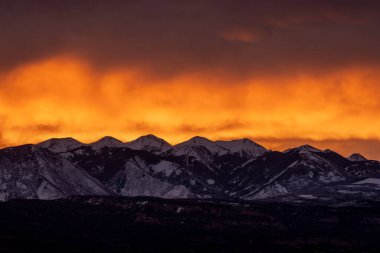 Arches Ulusal Parkı 'na tepeden bakan La Sal Dağları karla kaplı.