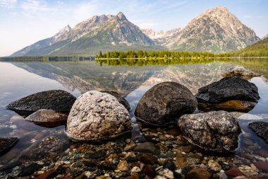 Grand Teton Ulusal Parkı 'ndaki Leigh Gölü kıyısındaki Büyük Kayalar