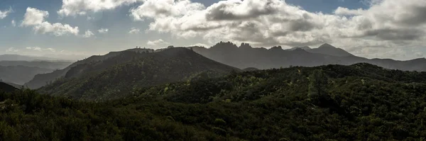 山顶尖峰云天全景 — 图库照片