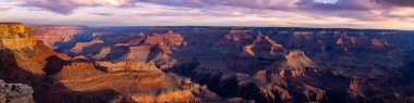 Güney Rim yakınlarındaki Büyük Kanyon 'da Sabah Panoraması Yavapai Jeoloji Müzesi