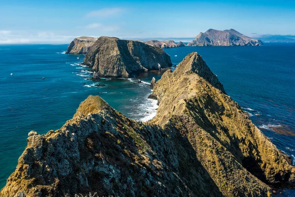 Mountain Ridges, Channel Adaları Ulusal Parkı 'ndaki Pasifik Okyanusu üzerinde yükseliyor.