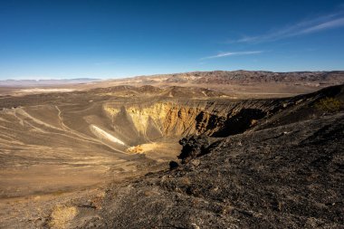Sosyal İzler Ölüm Vadisi Ulusal Parkı 'ndaki Ubehebe Krateri' ne doğru inerken görülebilir.