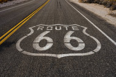 Kaliforniya Çölü 'nün sağ şeridinde 66. Yol tabelası yazılı.