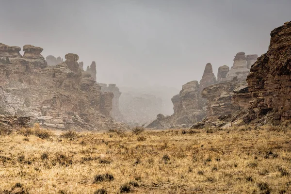 Kanyonlar Ulusal Parkı 'ndaki Kasırga Kanyonu Girişinde Kar Düşmeye Başlıyor