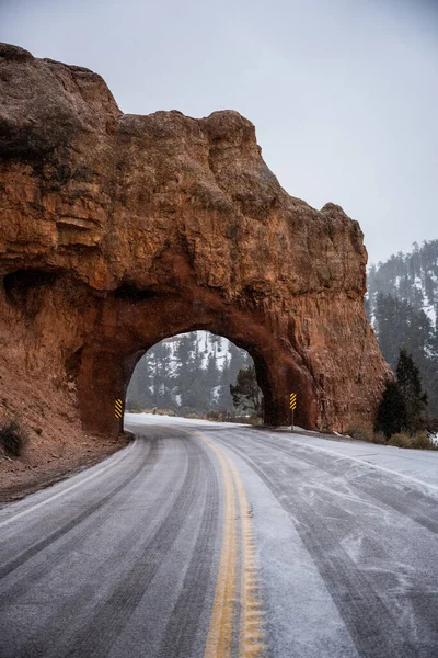 Snow Covered Scenic State Road Passing Red Stone Tunnels Bryce — Stockfoto