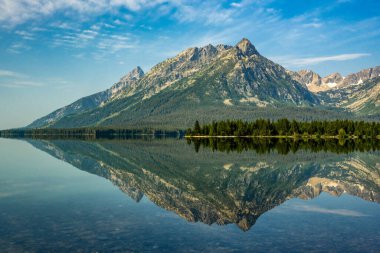 Tetons Grand Teton Ulusal Parkı 'ndaki Leigh Gölü' nde Aynalandı