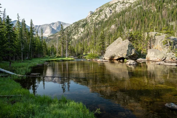 Water Flows Mills Lake Rocky Mountain National Park — Zdjęcie stockowe