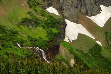 Morning Eagle Falls, Clff Edge 'i Buzul Ulusal Parkı' ndaki Piegan Geçidi 'nin aşağısına bıraktı.