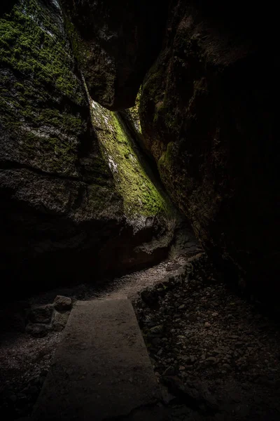 Morning Light Hits Mossy Wall Bear Gulch Cave Pinnacles National — стокове фото