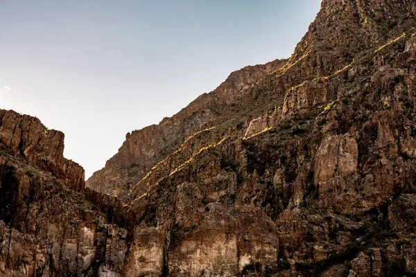 Big Bend Ulusal Parkı 'nda Sabah Güneşi Kayalık Yüzü Vurguladı