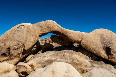 Joshua Tree Ulusal Parkı 'ndaki Boş Kemer Kayası