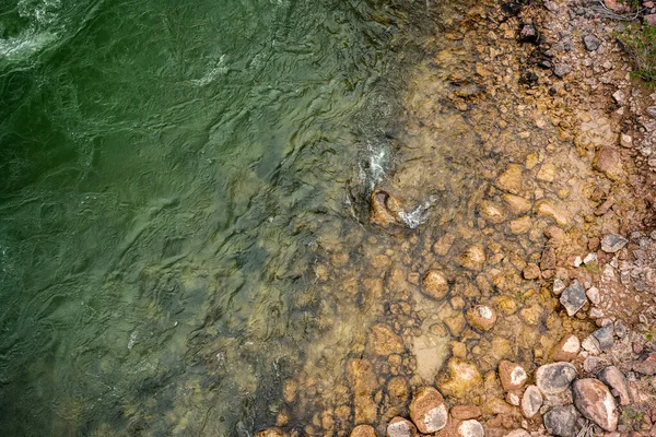 Mały Głaz Rozbija Powierzchnię Wzdłuż Krawędzi Jasnozielonej Rzeki Kolorado Dnie — Zdjęcie stockowe